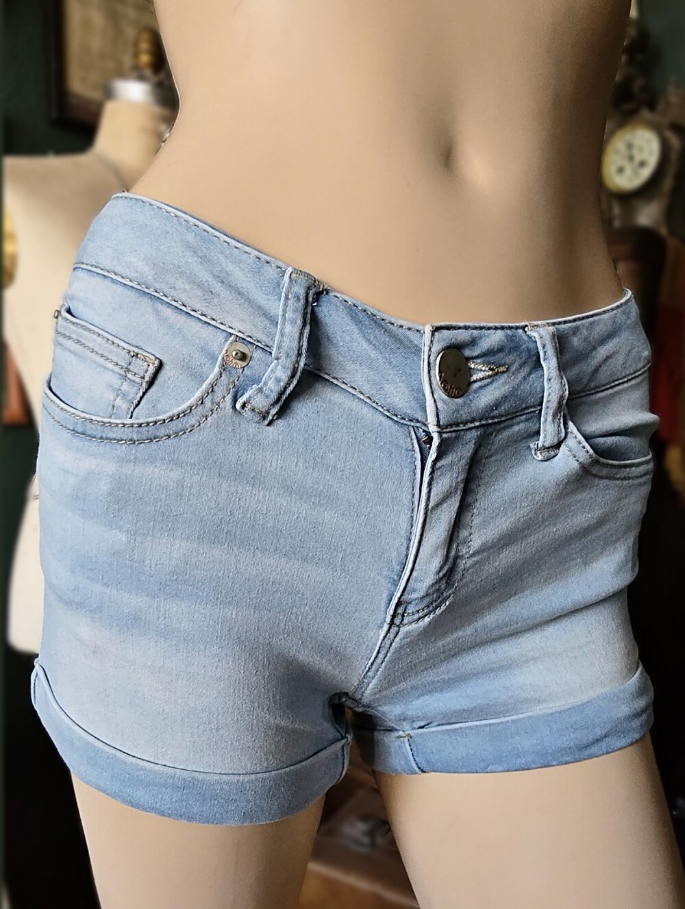 No Boundaries NOBO women Size 1 low rise cuffed denim shorts light wash Y2K